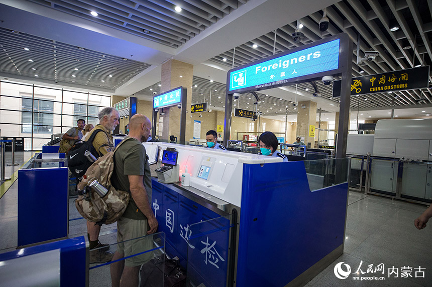 二連出入境邊防檢查站移民管理警察為自駕旅游團(tuán)辦理入境通關(guān)手續(xù)。郭鵬杰攝