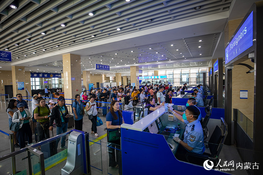 繁忙的二連浩特公路口岸內(nèi)，移民管理警察正在高效驗(yàn)放旅客。楊金燁攝