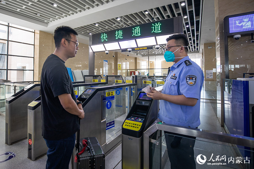 移民管理警察為旅客提供通關(guān)咨詢服務(wù)。楊金燁攝
