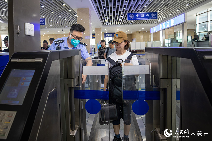入境旅客持護(hù)照在快捷通道便利通關(guān)。楊金燁攝