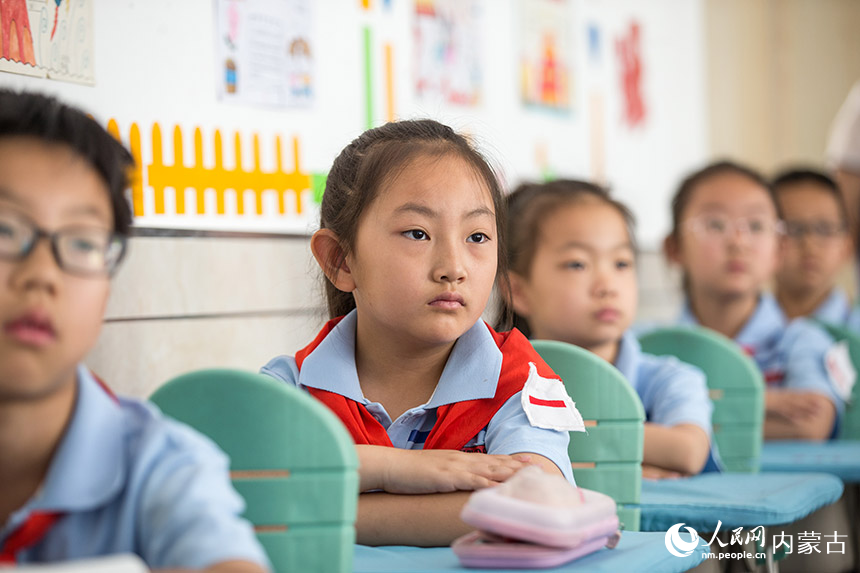 二連浩特市第三小學(xué)學(xué)生認(rèn)真聆聽(tīng)警察叔叔的講課。郭鵬杰攝