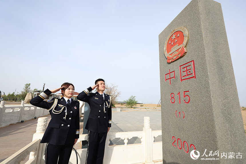 雙警夫婦景瑞、李冬雪向日夜守護(hù)的界碑敬禮。楊金燁攝