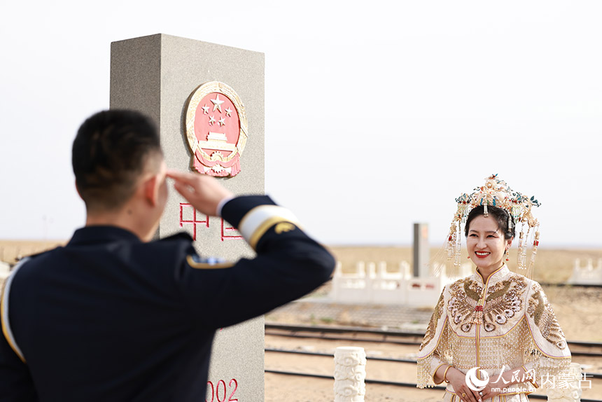 在日夜守護(hù)的界碑前，一對(duì)新人許下愛(ài)的諾言。楊金燁攝