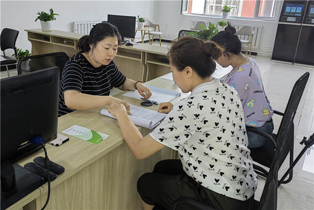 求職者在庫倫旗零工市場咨詢就業(yè)問題。李明月攝