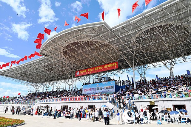 2023 中國(guó)（阿爾山）旅游大會(huì)——興安盟那達(dá)慕開(kāi)幕式現(xiàn)場(chǎng)。人民網(wǎng) 劉藝琳攝