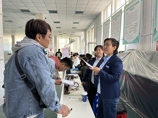 內(nèi)蒙古民族大學專場招聘會現(xiàn)場?？紫鎸帞z