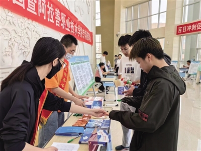 　　阿拉善盟就業(yè)服務(wù)中心走進(jìn)阿拉善職業(yè)技術(shù)學(xué)院，采用“線上直播帶崗＋現(xiàn)場招聘”的形式開展就業(yè)創(chuàng)業(yè)服務(wù)。