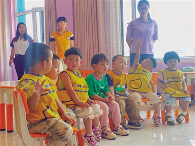 阿拉善盟孿井灘生態(tài)移民示范區(qū)托育園首批入園的幼兒在老師的帶領(lǐng)下做游戲。李雅蓉 攝
