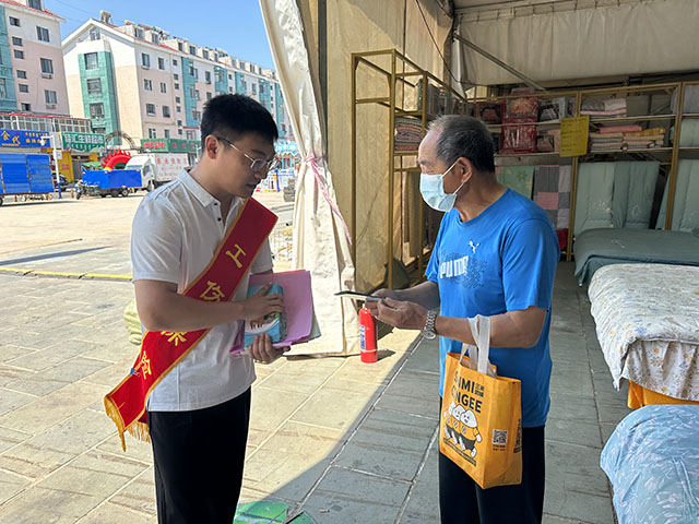 社保中心工作人員開展政策宣傳活動(dòng)。王春鶴攝