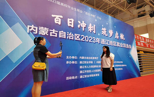 主播在雙選會現(xiàn)場同步開展直播帶崗。婁閣攝
