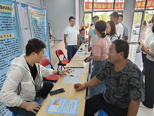 就業(yè)困難人員專場招聘會現(xiàn)場。劉小雷攝