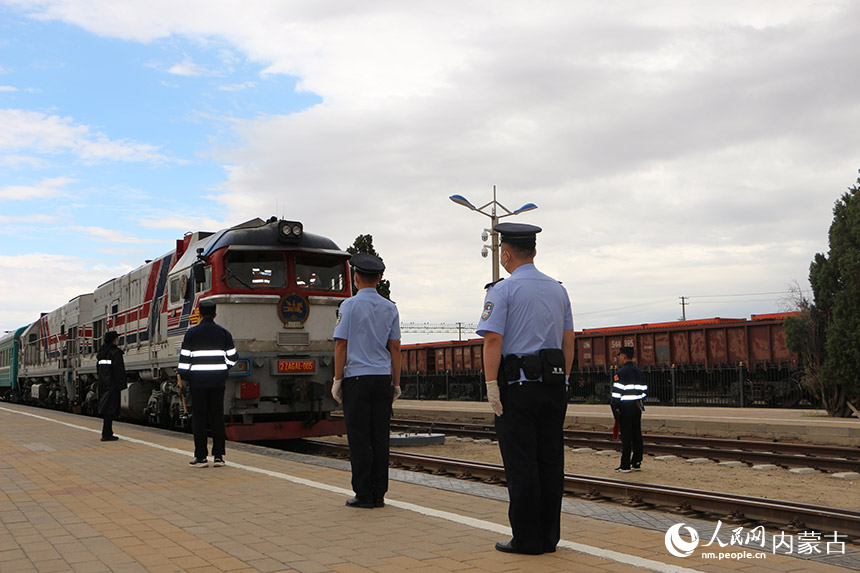由蒙古國烏蘭巴托開往中國二連浩特的686（22）次國際旅客列車駛?cè)攵B車站。劉劍輝攝