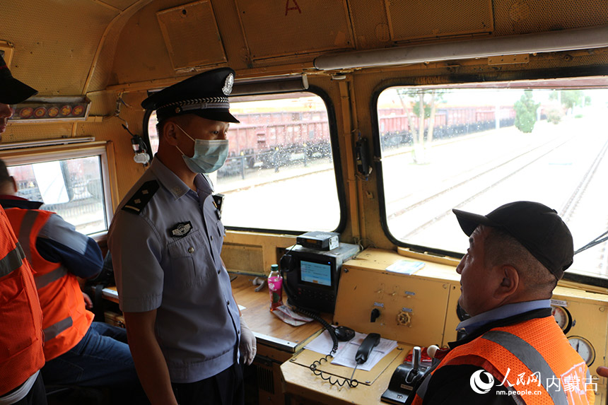 二連出入境邊防檢查站執(zhí)勤民警對(duì)入境國際旅客列車進(jìn)行車體檢查。劉劍輝攝