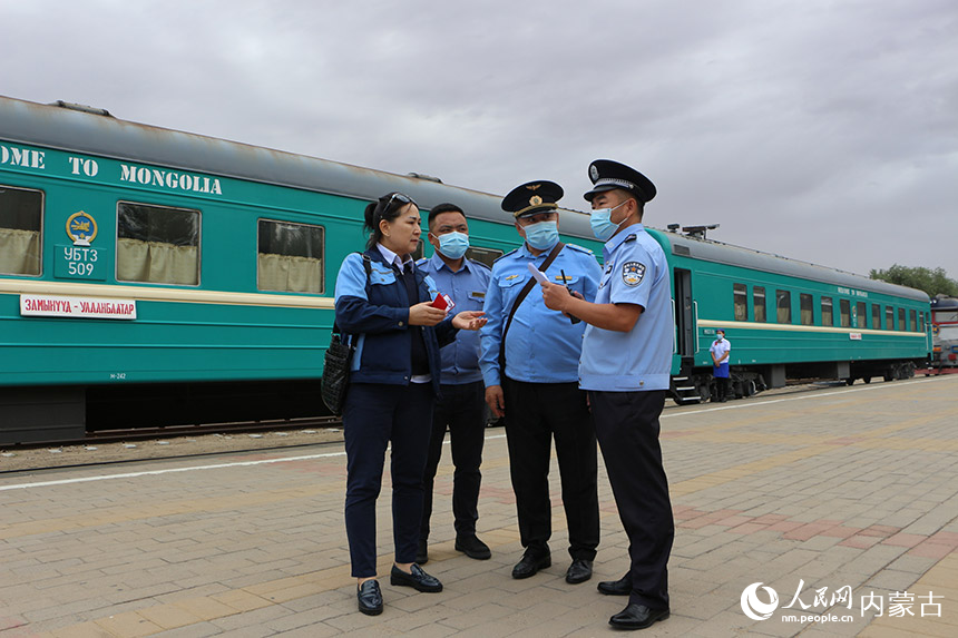 二連出入境邊防檢查站執(zhí)勤民警查驗蒙方鐵路員工通關證件。劉劍輝攝