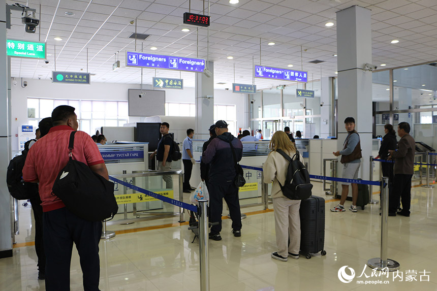 乘坐中蒙鐵路國際旅客列車的旅客在聯(lián)檢大廳排隊候檢。劉劍輝攝