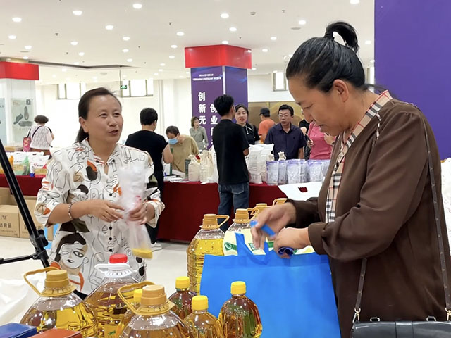 企業(yè)工作人員為居民講解產(chǎn)品。呼斯樂圖攝