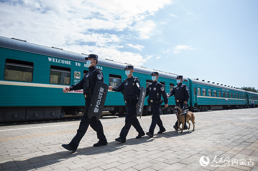 二連出入境邊防檢查站執(zhí)勤民警在執(zhí)勤現(xiàn)場巡查警戒。郭鵬杰攝
