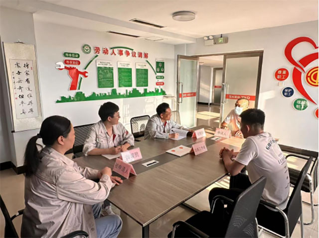 通遼中聯(lián)水泥有限公司企業(yè)勞動(dòng)爭(zhēng)議調(diào)解委員會(huì)調(diào)解爭(zhēng)議案件。王志紅攝