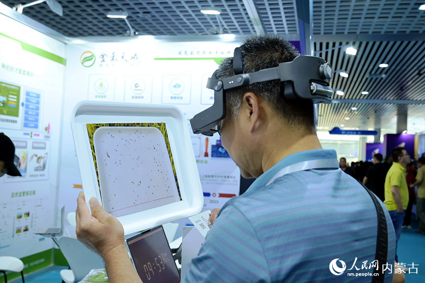 巴彥淖爾市民正在體驗(yàn)展區(qū)展品。人民網(wǎng) 寇雅楠攝