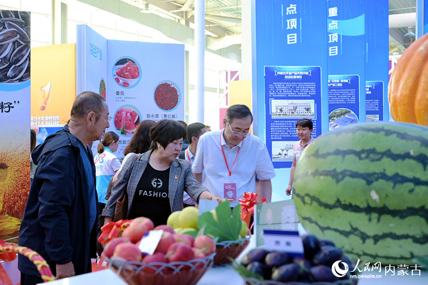 巴彥淖爾優(yōu)質(zhì)農(nóng)畜產(chǎn)品展區(qū)。人民網(wǎng) 寇雅楠攝