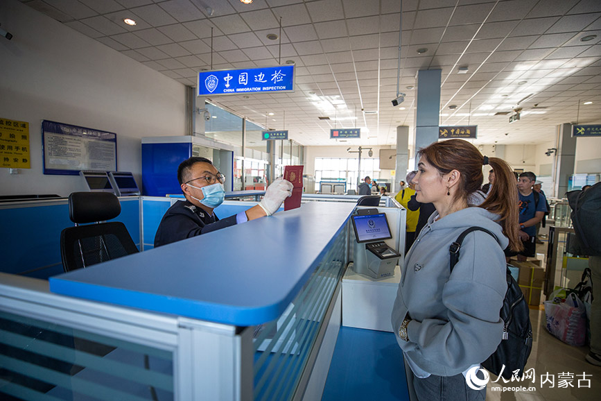 9月18日，二連出入境邊防檢查站執(zhí)勤民警為旅客辦理通關(guān)手續(xù)。郭鵬杰攝