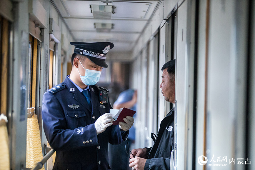 9月18日，二連出入境邊防檢查站執(zhí)勤民警為旅客辦理通關(guān)手續(xù)。郭鵬杰攝