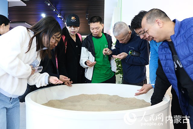 與會人員在阿拉善生態(tài)產(chǎn)業(yè)科技創(chuàng)業(yè)園了解阿拉善盟生態(tài)產(chǎn)業(yè)發(fā)展情況。人民網(wǎng)記者 張聿修攝