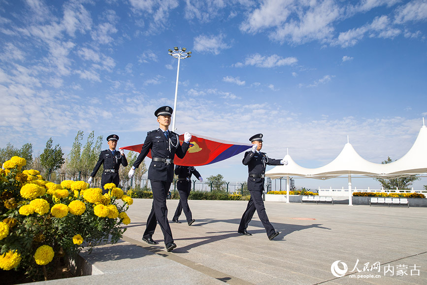 旗手護送警旗入場。郭鵬杰攝