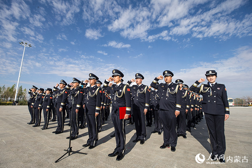 全體民警舉起右拳，重溫公安機關(guān)人民警察誓詞。郭鵬杰攝