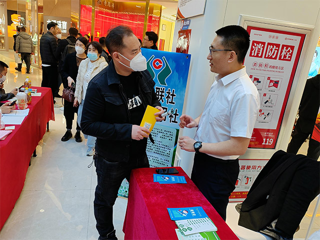 工作人員入商場宣傳創(chuàng)業(yè)擔保貸款政策。婁閣攝
