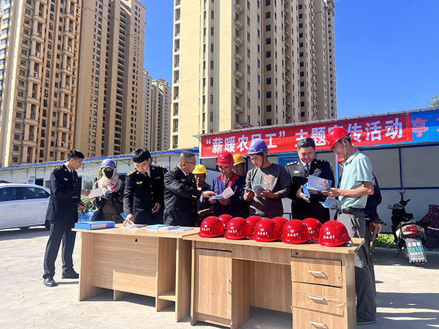 工作人員深入轄區(qū)在建項目，向工人宣傳人社相關(guān)政策。阿云嘎攝