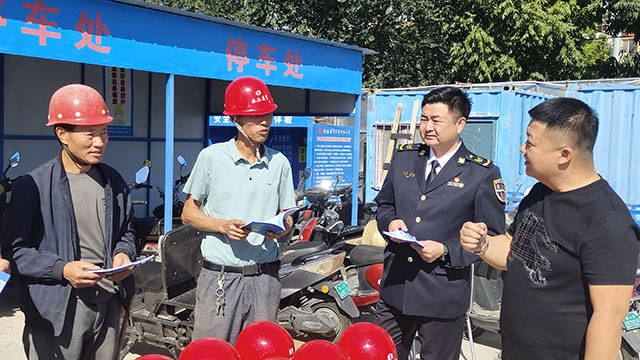 工作人員詳細(xì)了解在建項(xiàng)目施工整體情況。阿云嘎攝
