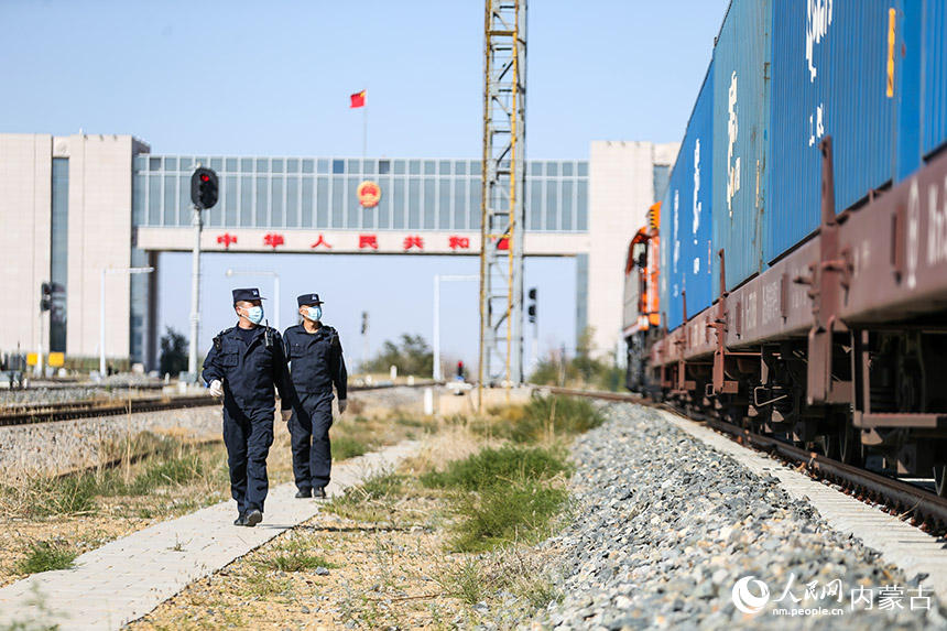 二連出入境邊防檢查站執(zhí)勤民警對中歐班列進行車體檢查。郭鵬杰攝