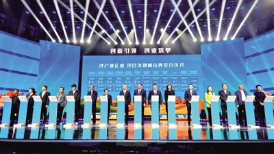 沙產(chǎn)業(yè)企業(yè)項目落地阿拉善簽約儀式。