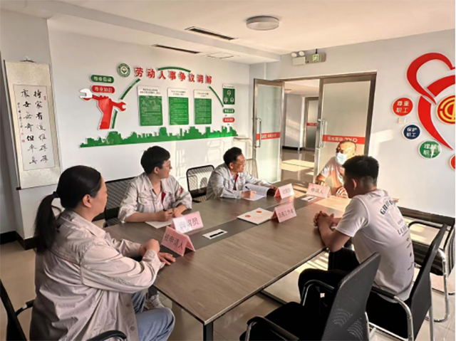 企業(yè)勞動爭議調(diào)解委員會調(diào)解爭議案件。王志紅攝