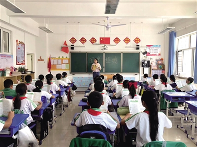 海勃灣區(qū)“國學(xué)新力量”宣講團(tuán)走進(jìn)校園宣講。王鑫 攝