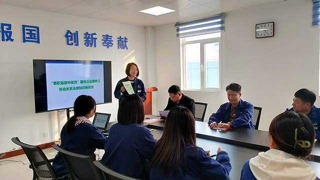 “兼職監(jiān)察仲裁員”張海燕為企業(yè)職工講解勞動關(guān)系方法律知識。劉源豐攝