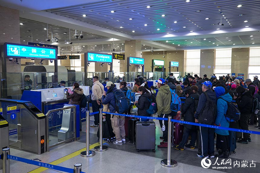 旅客從二連浩特公路口岸有序排隊(duì)通關(guān)。郭鵬杰攝