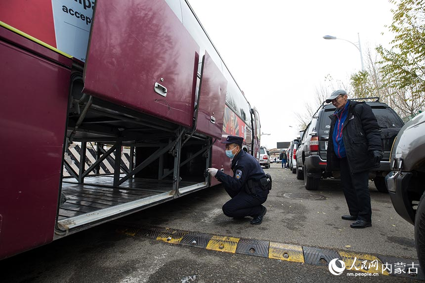 二連出入境邊防檢查站民警對(duì)通關(guān)車輛進(jìn)行邊防檢查。郭鵬杰攝