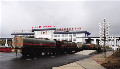 罐車駛過珠恩嘎達(dá)布其口岸。