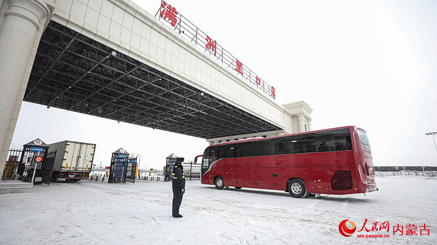 滿洲里邊檢站護(hù)航第50000輛出口商品車從滿洲里口岸出境。安吉拉攝