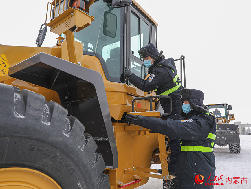 滿洲里邊檢站民警對出口商品車進行車體查驗。安吉拉攝