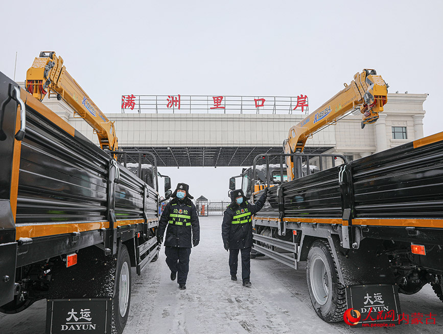 滿洲里邊檢站民警在口岸內(nèi)巡查查驗出口商品車。安吉拉攝