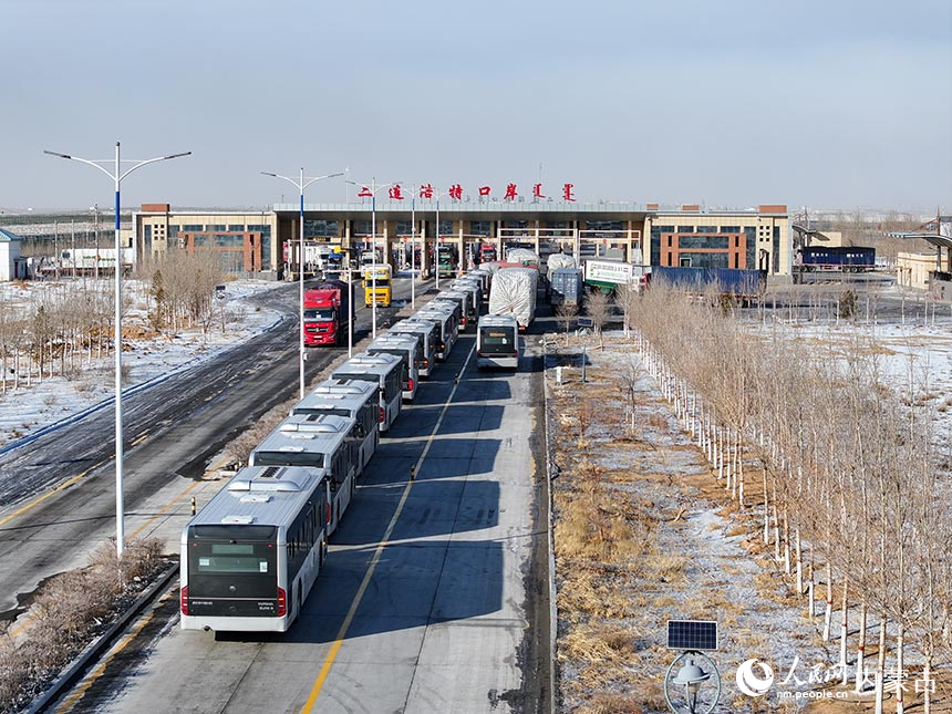 公交車從內(nèi)蒙古二連浩特公路口岸貨運(yùn)通道出境。郭鵬杰攝