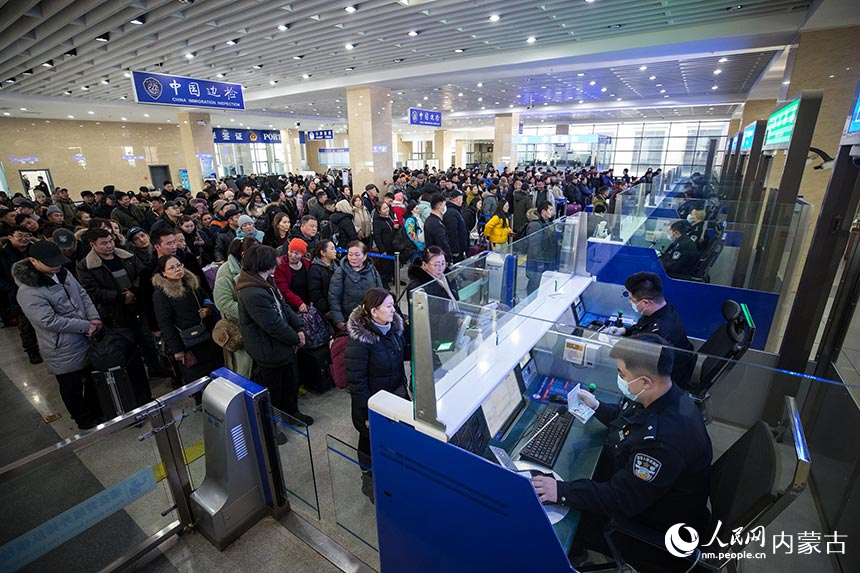 二連出入境邊防檢查站開通全部查驗通道快速驗放通關(guān)旅客。郭鵬杰攝