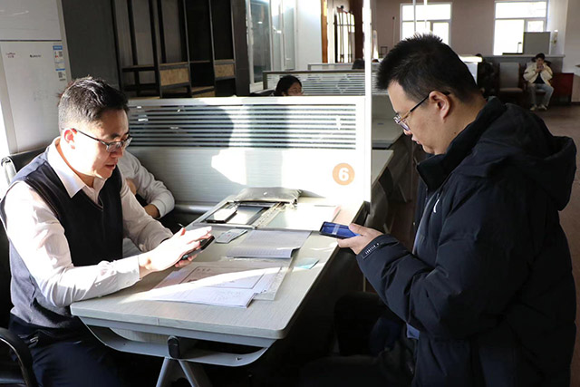 招聘會現(xiàn)場求職者與企業(yè)招聘工作人員互相添加聯(lián)系方式。周潤攝