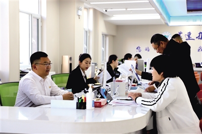 聚焦醫(yī)保經辦服務難點、堵點和痛點，推行“局長走流程”工作制度。