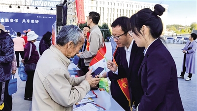 手把手教群眾激活電子醫(yī)保。