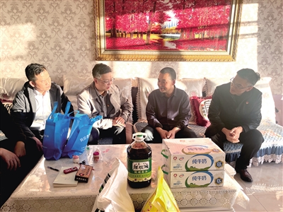 慰問困難家庭，提供醫(yī)保服務。