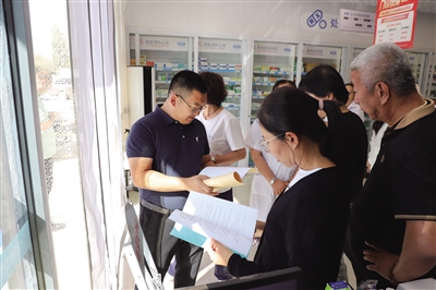 阿拉善盟醫(yī)保局領導帶隊檢查藥店。
